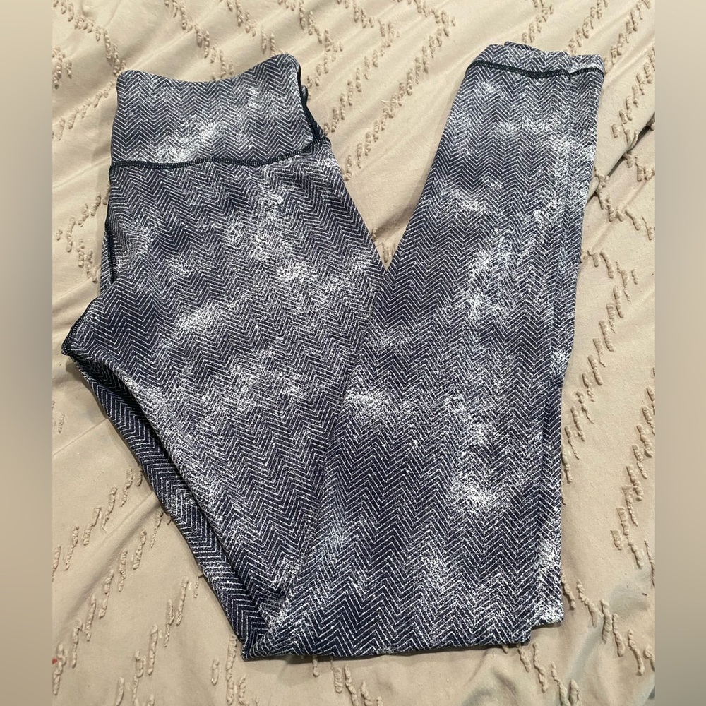 Lululemon Wunder Under leggings in a herringbone or chevron print sz 6